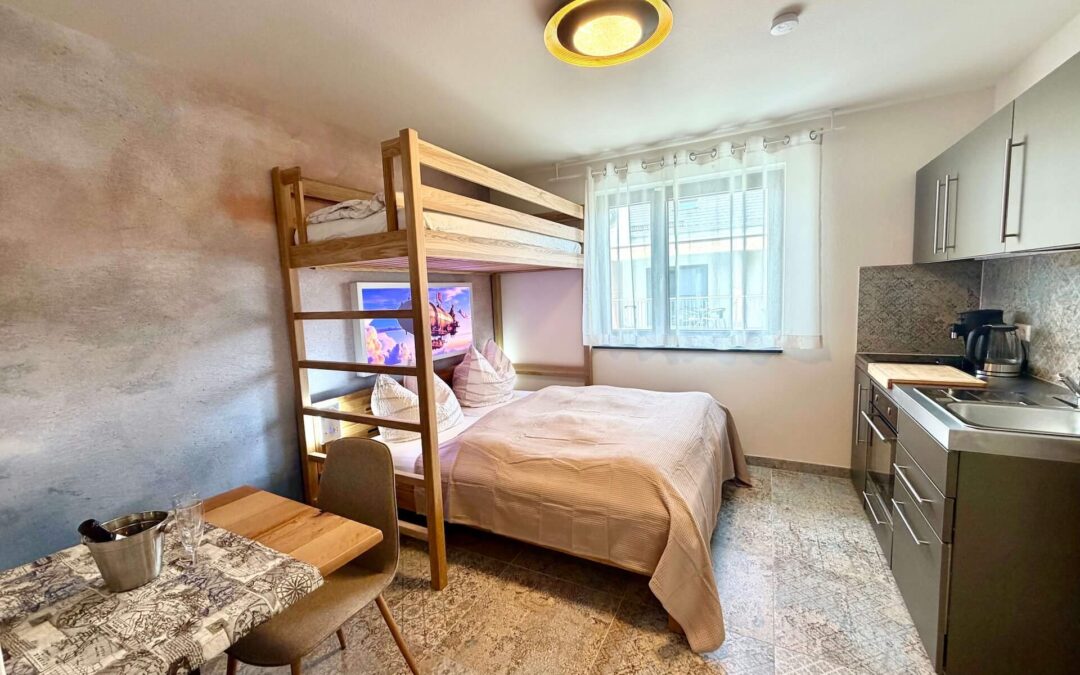 Avalon Dreibettzimmer mit Poolblick und Kueche